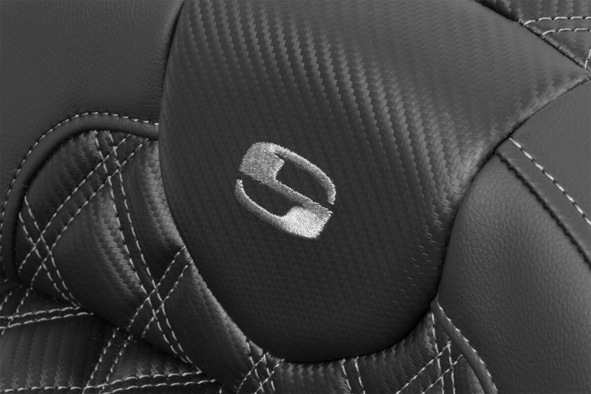RoadSofa™ Seat - with Backrest - Carbon Fiber - Gray Stitch - Extended - Bild 4
