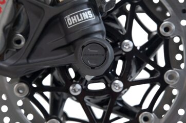 FRONT AXLE SLIDER SET BLACK Tiger 800 models / SpeedTr 1050 / Ténéré - Bild 3