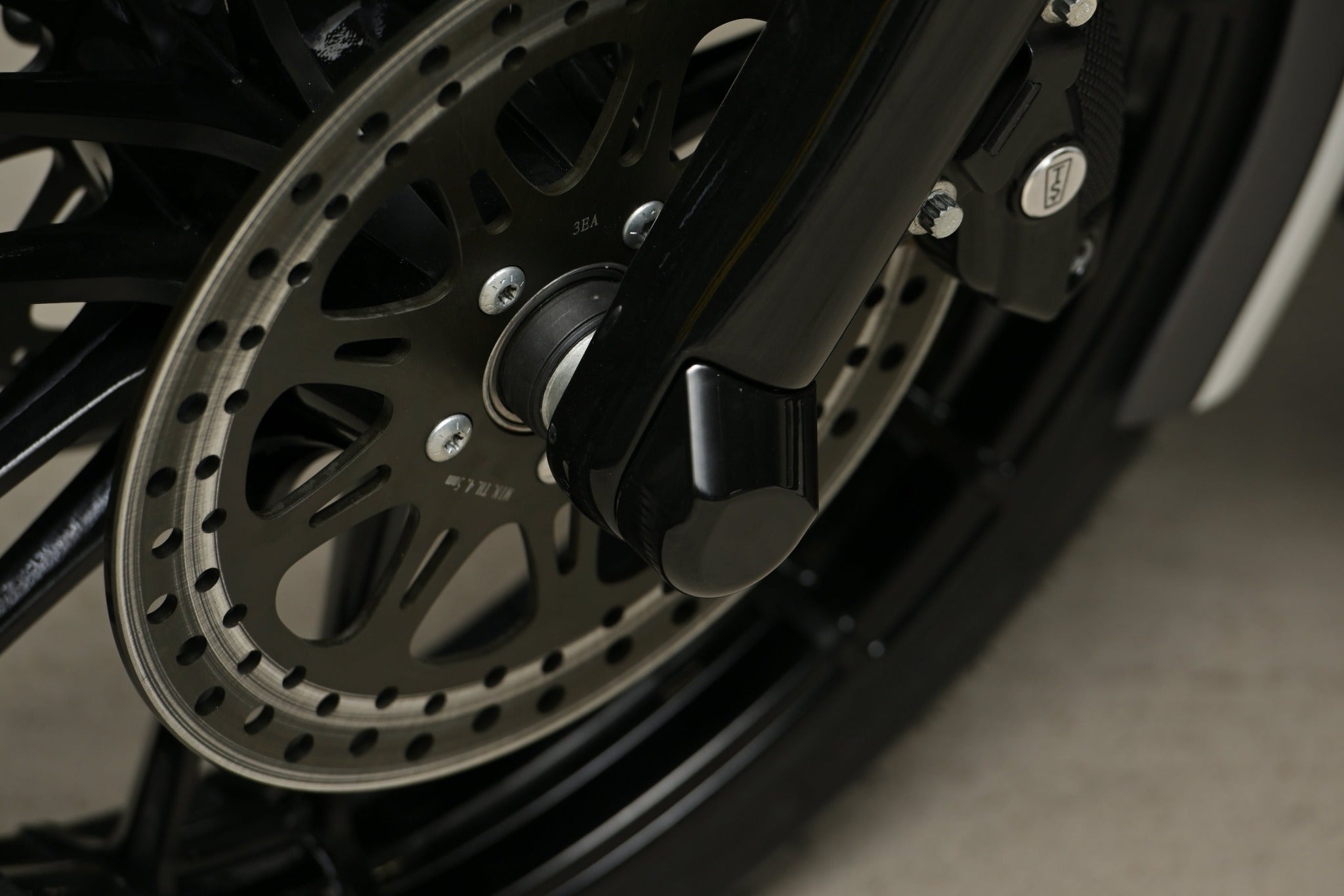 Performance Series Framhjuls axel Covers till Harley Davidson Touring 2014-2024 - Bild 3