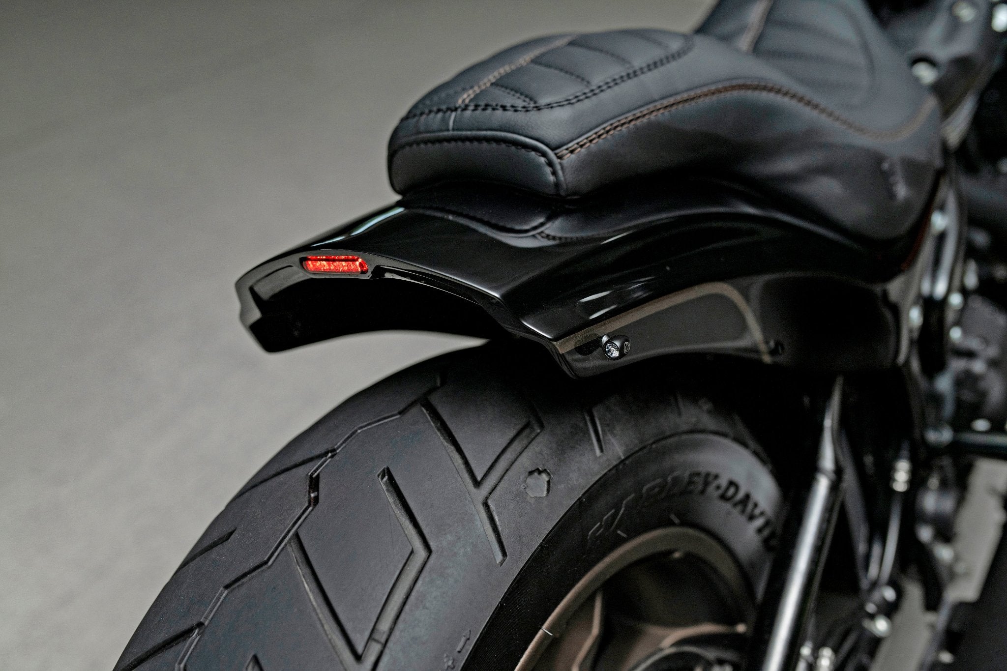 Crook Series Short Bakskärm till  Harley Davidson Low Rider, Heritge, Fat Bob 180-200 hjul - Bild 4