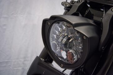 Strålkastarkåpa monterad från sidan till V-Rod Muscle - Bild 2