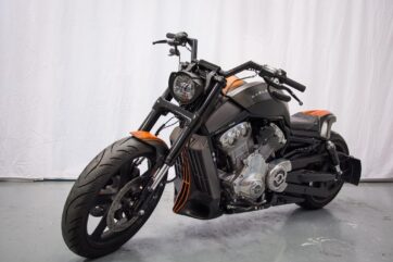 Strålkastarkåpa monterad från sidan till V-Rod Muscle - Bild 3