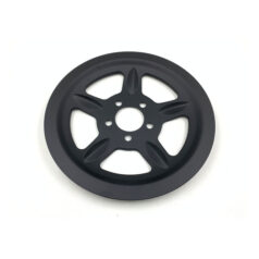 Pulley cover, 5-spoke. 68t, black - 04-22 XL Sportster (Exkl. 16-22 XL1200X); 08-12  XR1200. Modeller med 68T bakre 5-ekrade remskivor