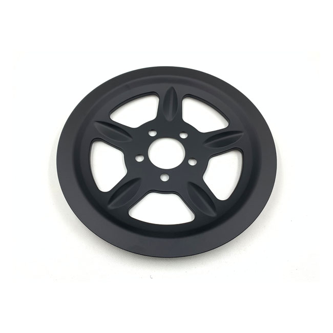 Pulley cover, 5-spoke. 68t, black - 04-22 XL Sportster (Exkl. 16-22 XL1200X); 08-12  XR1200. Modeller med 68T bakre 5-ekrade remskivor