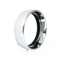 Recessed trim ring. 5-3/4" headlamp. Chrome - 97-03 FLSTS; 05-07 FLSTSC; 16-17 FXSE; 07-10 FXSTC; 00-07 FXSTD; 93-06 FXSTS; 95-97 FXSTSB; 1999 FXR; 16-17 FXDLS; 96-20 XL883C; XL1200C och XL1200V; 16-22 XL1200C/X