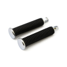 OEM style foot peg set. Chrome end cap. extended - Alla H-D med traditionellt hanfäste. (Exkl. ryttare/passagerare på: 18-24 Softails; 20-21 Livewire. Exkl. ryttare plats på: 15-20 XG; 10-22 XL1200X/XS; 11-20 XL1200C; 12-16 XL1200V)