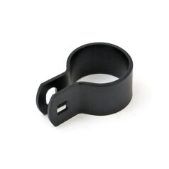 OEM style exhaust header bracket 1-3/4". Black - 84-94 FXR; 91-11 Dyna; 04-13 XL Sportster. (år beroende på avgassystem)