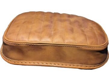 84-25 Softail, (except 19-20 FXDRS 114), 91-17 Dyna, 04-20 Sportster, (except 08-10 XR1200, 10-13 XR1200X)Vertical Suction Cup Pillion Pad Brown Leather