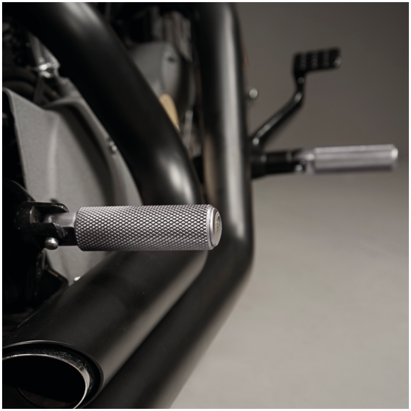BLACK DUCK KNURLED FOOT AND SHIFTER PEGS Black Duck footpeg set Satin Chrome